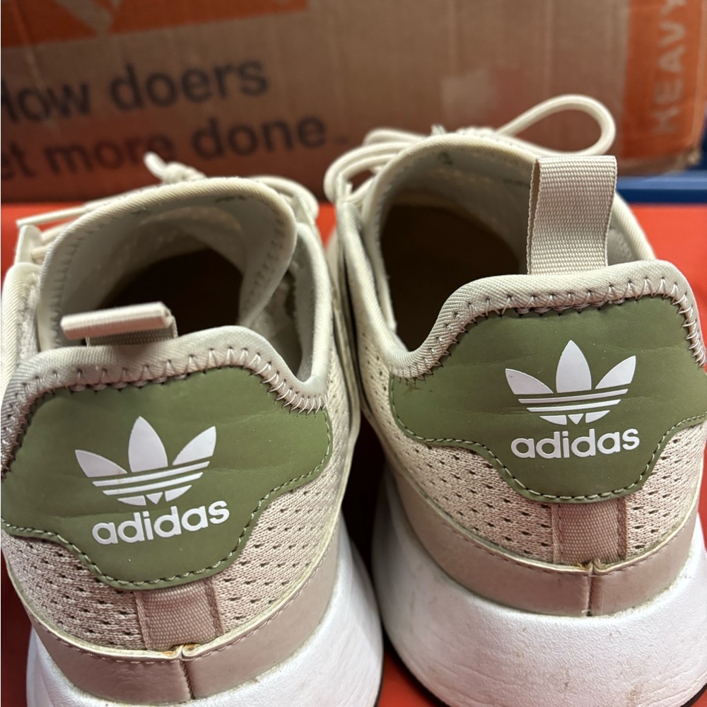 Adidas - Picture 3 of 4